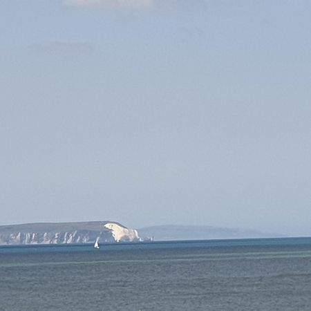 Beachfront Apartment With Bbq Sun Deck Bornemouth Extérieur photo